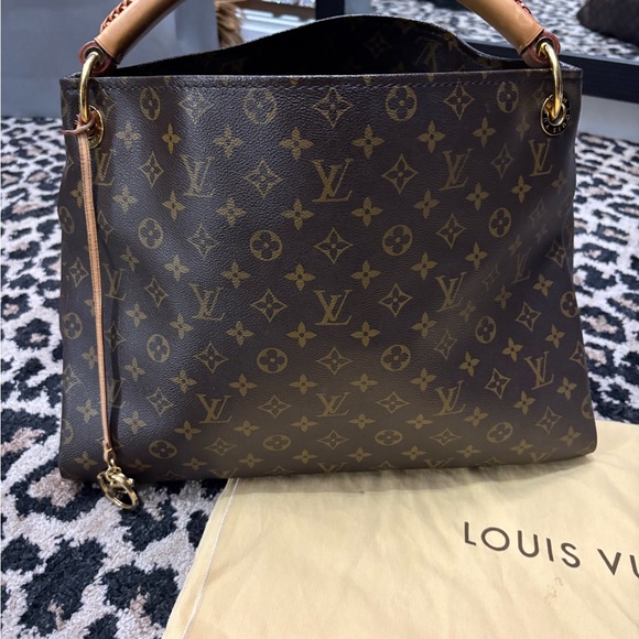Great Condition Louis Vuitton Artsy MM Monogram with LV charm attachment! - Picture 2 of 7